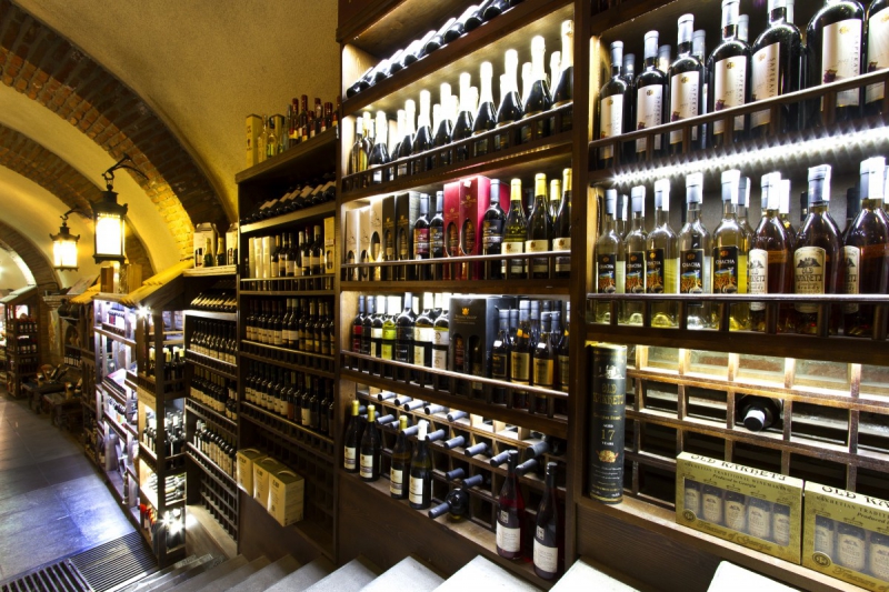 bar-LE MUY-min_world_street_travel_shop_canon_georgia_wine_bottles-429767